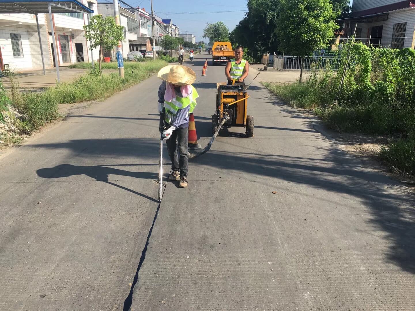 农村公路清灌缝现场