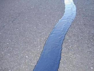 抗裂贴在公路养护中的应用
