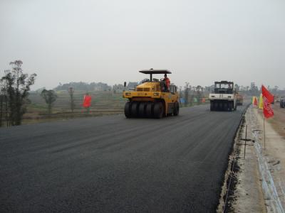 沥青修补道路时的过程