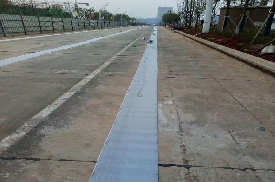 水泥路面“白改黑”专用抗裂贴