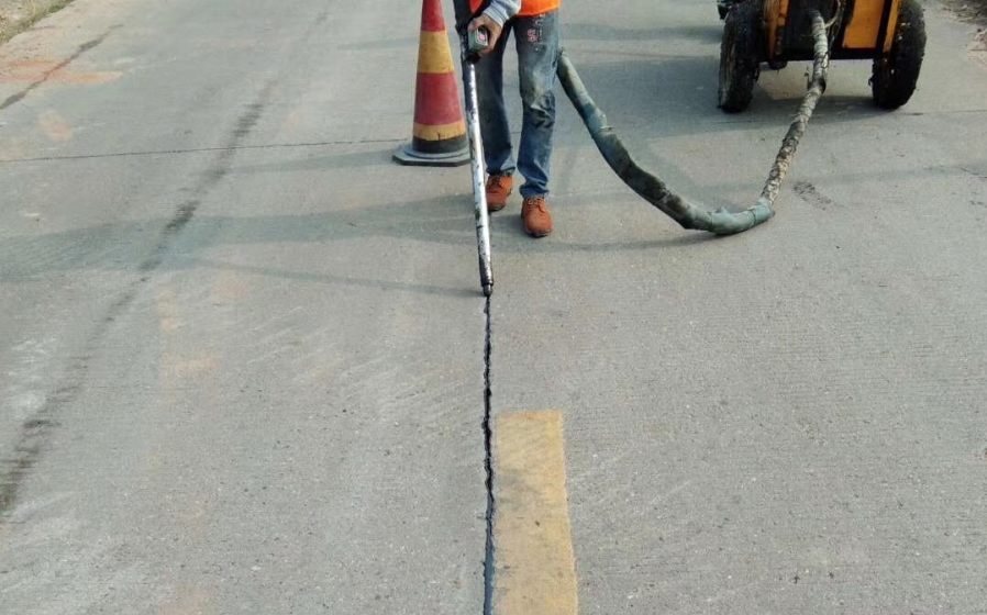 “四好农村”公路创建-------乡道清灌缝